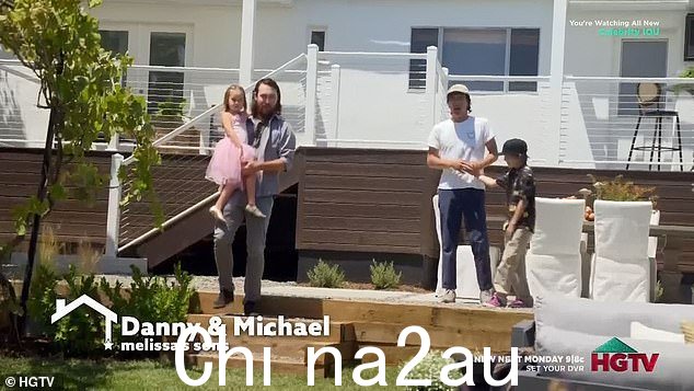 家庭事件:丹尼与凯特和他的母亲以及他的兄弟迈克尔一起参加揭幕仪式