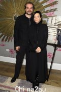 大卫港和妻子莉莉艾伦在安娜温图尔的纽约生活放映中穿着黑色比赛