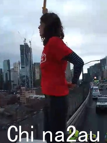 Coco 开着一辆出租卡车驶上了这座城市的著名地标4 月 13 日,高峰时段停在 Cahill 高速公路的南行车道之一。图片:Facebook