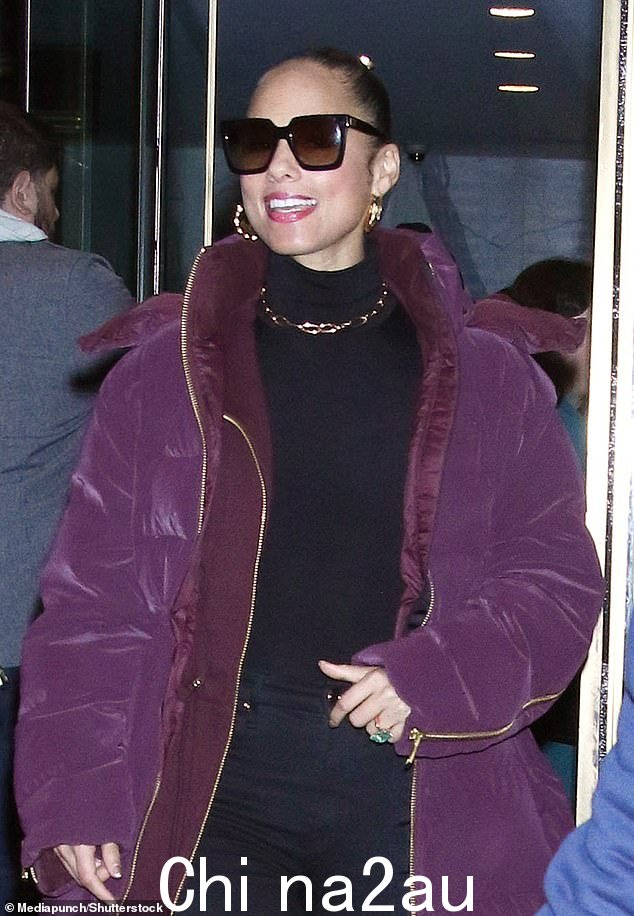 层叠:她加了一件长款勃艮第大衣,并用它分层th a second, thicker purple down jacket on top