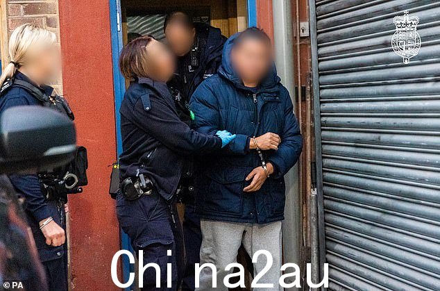 两名男子和一名女子在伦敦南部被捕,他们涉嫌将来自玻利维亚的移民从都柏林带到贝尔法斯特穿越爱尔兰海