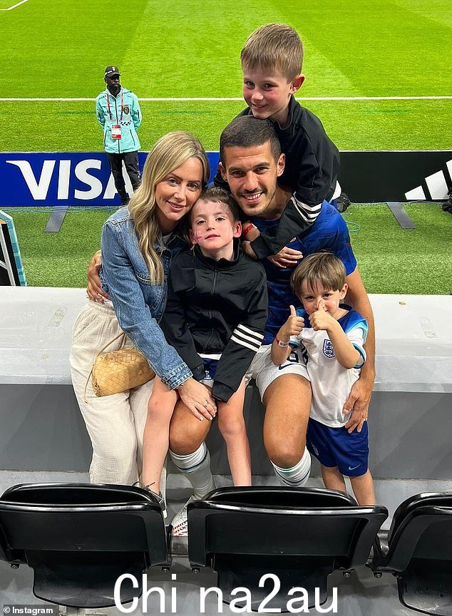英格兰明星康纳·科迪 (Conor Coady) 29 岁的妻子艾米 (Amie) 选择了一张更适合家庭的照片,与她的三个孩子和她的丈夫分享了一张甜蜜的照片,当时她坐在一个未公开的体育场的看台上
