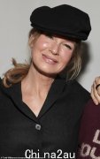 蕾妮·齐薇格 (Renee Zellweger)，53 岁，戴着花童帽造型，焕发青春光彩