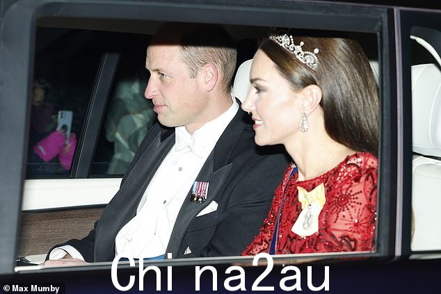 王子与公主图为威尔士今晚抵达白金汉宫参加一年一度的外交使团招待会