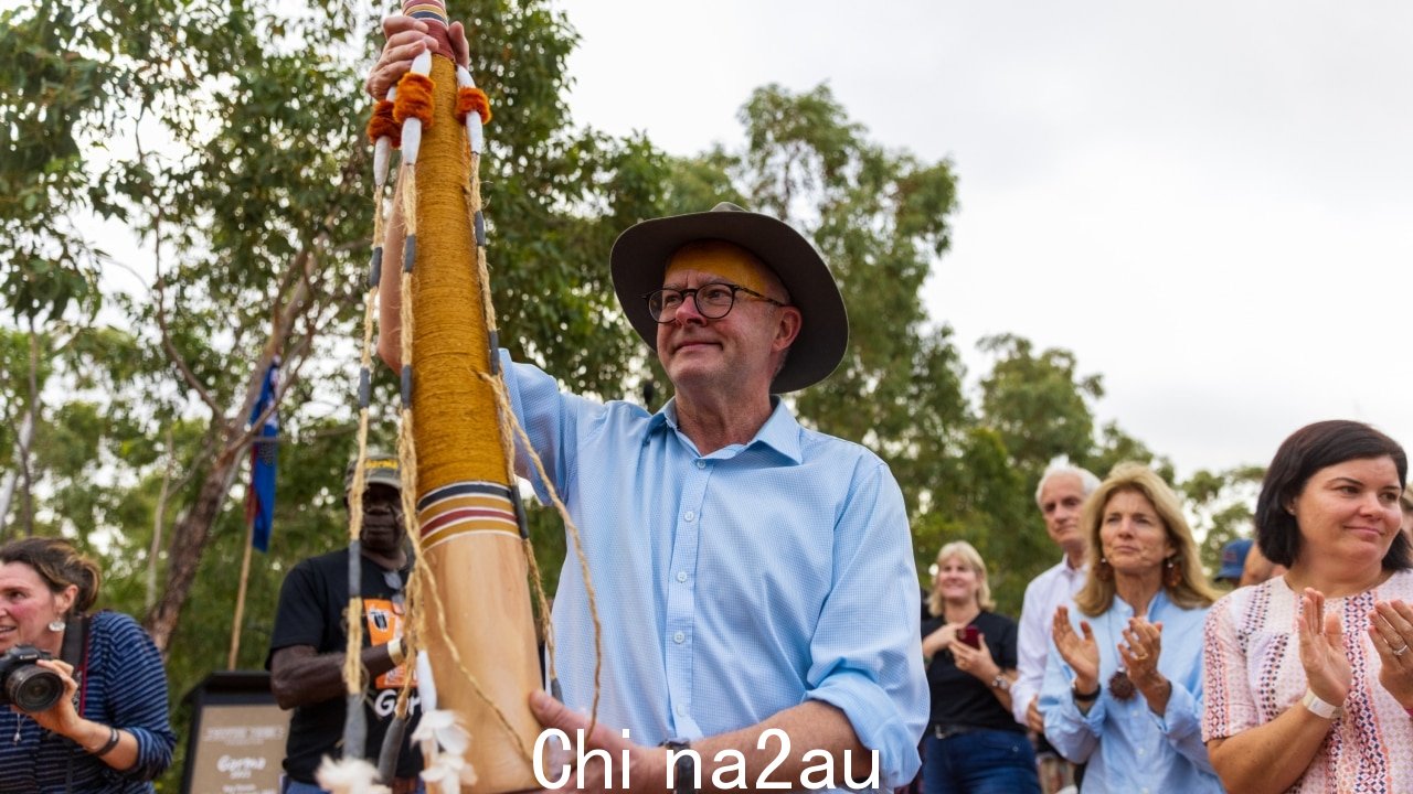 总理安东尼在 7 月的 Garma 节上公布了 Voice to Parliament 公投的拟议措辞。 Tamati Smith/Getty Images 拍摄的照片