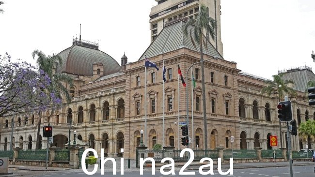 The protestors上周三潜入昆士兰议会大厦，然后在提问时间展开他们的“停止煤炭”横幅。图片：Zak Simmonds