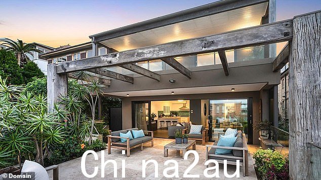Williams 的保释条件规定他必须住在他位于 Coogee 的宽敞海滨住宅(上图),该住宅是从 11 月 28 日的行动中撤回的