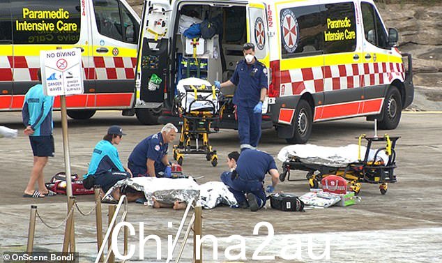 一个男人和一名妇女被悉尼东郊 Clovelly 海滩附近的反常海浪拖过岩石