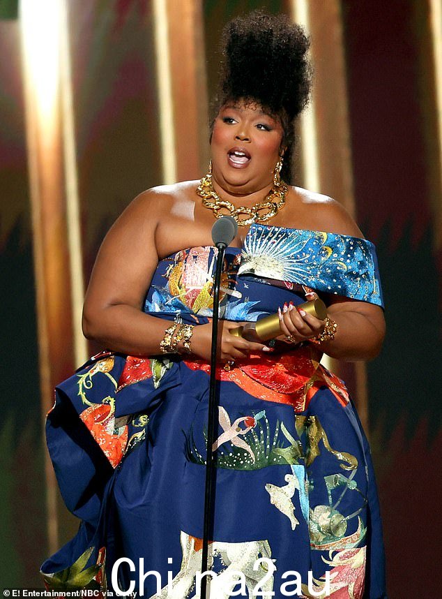 人民力量:'给他们鲜花!权力永远属于人民!'Lizzo 在拥抱活动家时说道