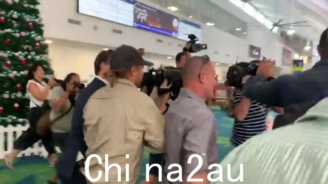 内陆牧马人明星马特赖特降落在达尔文机场” /><p>预计一名警官将被指控与直升机失事有关,这起事故导致内陆牧马人明星克里斯“威洛”威尔逊丧生。</p><p>上周威尔逊的朋友和联合主演马特·怀特 (Matt Wright) 被控在坠机事故中犯有七项罪名,包括企图妨碍司法公正、伪造证据和干扰证人。</p><p>47 岁的警官尼尔·梅隆 (Neil Mellon) 与赖特在 2 月 28 日坠机事故后,在 8 月被指控犯有 30 多项罪行,包括泄露机密信息和非法访问数据以获取利益。</p><p>周三,达尔文地方法院简要提及梅隆先生的案件.</p><p>使用 Flash 直播和点播天空新闻。一处 25 多个新闻频道。新闪存?免费试用 1 个月。优惠截止至 2023 年 10 月 31 日</p><img class=
