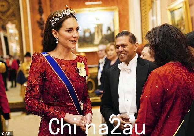 皇家专家表示,威尔士王妃可能会发现她被哈里王子和梅根马克尔的新 Netflix 纪录片系列“不舒服”。图为昨晚在白金汉宫举行的外交使团招待会