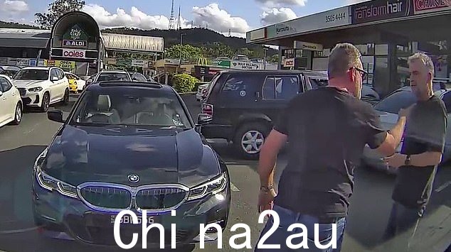 在一名宝马司机拒绝让 SUV 倒车驶出停车位后,两名中年男子在停车场发生了一场奇怪的争吵