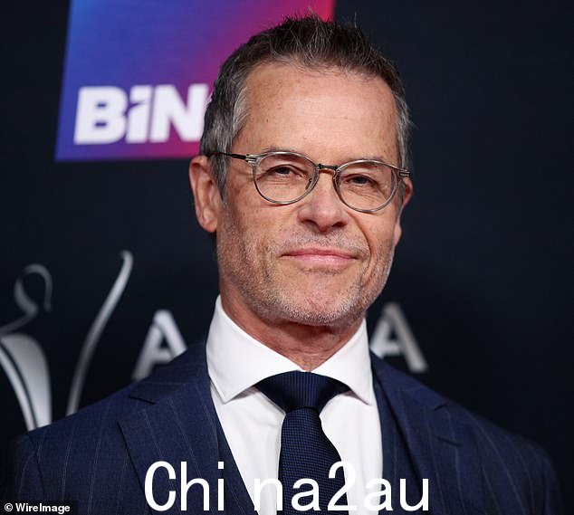 这位英国出生的演员开玩笑说,剧集老将玛格特罗比会很高兴将她的 37 瓶香槟归还,因为她将昂贵的礼物作为临别礼物送给了制片人