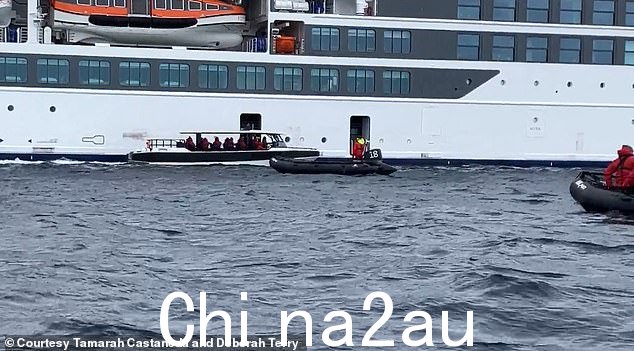 在旅途中,这对夫妇与其他十名乘客一起乘坐 Zodiac 充气救助船 (IRB) 前往南极大陆。有几艘船都来自 Viking Polaris在海上进行同样的游览。一艘船出了事故,一个女人摔断了腿