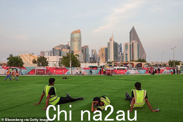 一名农民工在卡塔尔世界杯期间作为国际足联训练基地的度假村进行维修时死亡。图为:上个月训练中心外的工人