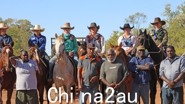 周二天空新闻透露，绿党还接受了牧业公司Rallen Australia及其财产的捐赠arm Amazi Property Group——它得到了南非最富有的人之一的支持。图为传统土地所有者与 Rallen 站的手一起站在 Tanumbirini 站。照片：已提供。