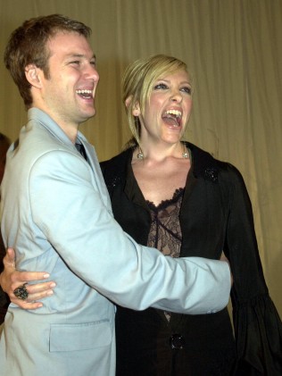 Toni Collette 和 David Galafassi 一起出现在 11 月于悉尼达令港举行的 Inside Film Awards 2003. 图片：Noel Kessel