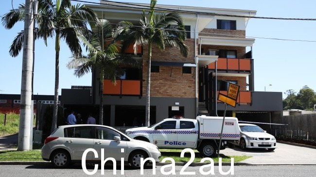 昆士兰警方周三在布里斯班北部的奥尔德利单元大楼底部发现人类遗骸后,呼吁公众提供信息。图片:Zak Simmonds