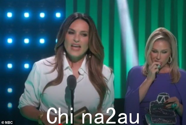 Applied:Hargitay 的慷慨激昂的演讲呼吁‘善良、同情和勇气’,并呼吁人们‘在我们的分歧和鸿沟之间架起一座桥梁’——但所有的目光都迅速转向了希尔顿在她的名牌包里翻找并叹息