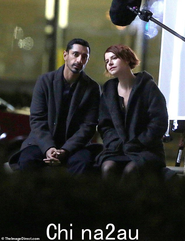 追赶:40 岁的 Riz Ahmed 和 32 岁的 Jessie Buckley 周二晚上在多伦多拍摄科幻爱情片《美甲》时进行了感人的谈话