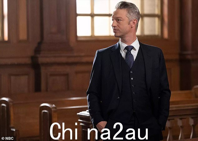 别大惊小怪:屏幕上的婚礼可能是一场匆忙的婚礼,因为 Olivia Benson 上尉 (Hargitay)、Fin Tutuola 中士 (Ice-T) 和 Jr. Detective Joe Velasco (Octavio Pisano)都穿着随意; Scanavino pictured