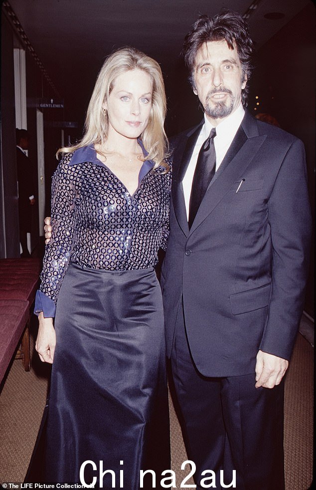 好莱坞夫妇:Al Pacino 的前任 Beverly D'Angelo 透露她的第一任丈夫 Lorenzo Salviati 很高兴与她离婚,这样她就可以和教父明星在一起(1999 年与 Pacino 合影)