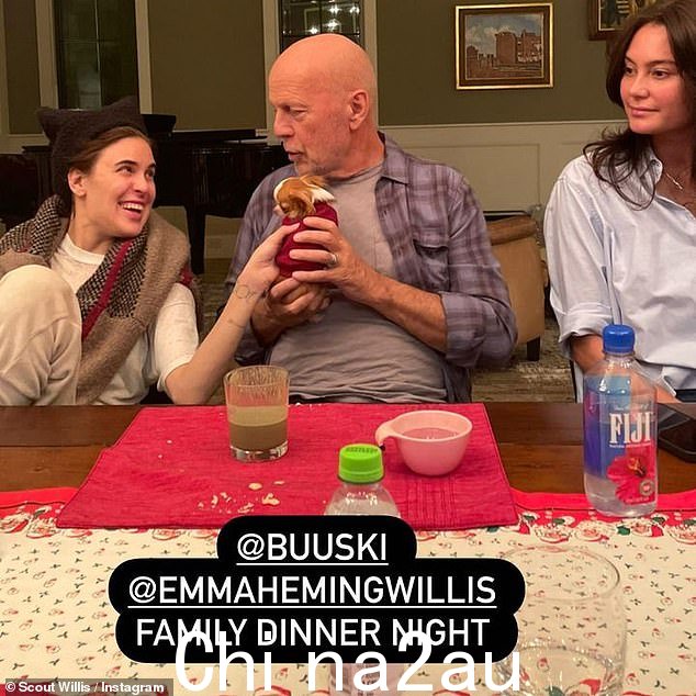 混合家人现在正在爱达荷州一起度假,Willis 的女儿 Scout 最近分享了这张 Bruce 的照片,他与 Tallulah 和他的妻子 Emma 坐在餐桌旁,温柔地抓着 Demi Moore 的狗抓饭。
