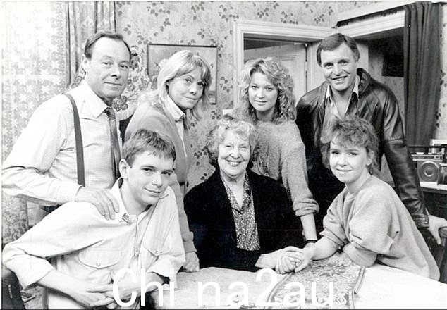 过去:Susan Tully(最右边)与 Bill Tr 的合照eacher 饰演 Arthur Fowler,Wendy Richard 饰演 Pauline Fowler,Gillian Taylforth 饰演 Kathy Beale,Peter Dean 饰演 Pete Beale(后排),Adam Woodyatt 饰演 Ian Beale,Anna Wing 饰演 Lou Beale(前排)
