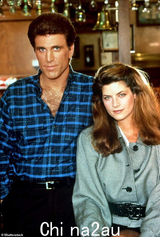 Ted Danson,他是经典 NBC 的中流砥柱情景喜剧,说他在飞机上,偶然决定在得知 Alley 去世前观看由 Alley 主演的一集 Cheers(1988 年合照)