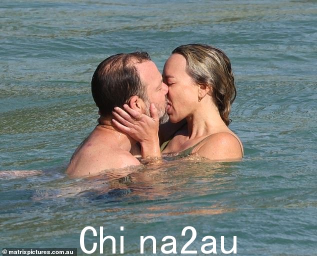 周三早上,人们看到 Galafassi 在水中和沙滩上当着其他游泳者的面拥抱和亲吻这位身着比基尼的金发女郎