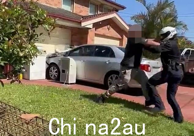 警方称这名男子(左)在暴力事件中殴打并击打了一名警官(右)的头盔