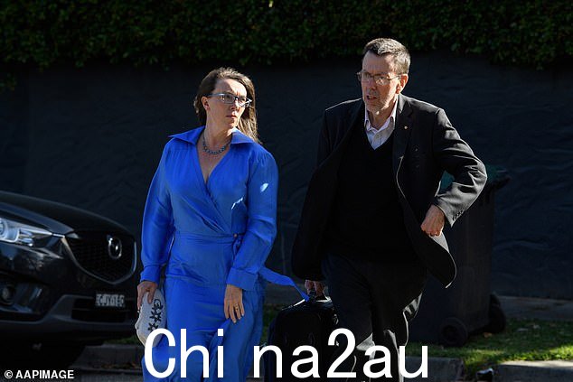 澳大利亚编辑 Michelle Gunn(左)由她的同事、外国编辑 Greg Sheridan(右)陪同