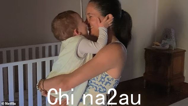 梅根与她年幼的儿子的亲密关系在整部纪录片中都很明显,有很多片段和快照显示两人依偎在一起玩耍