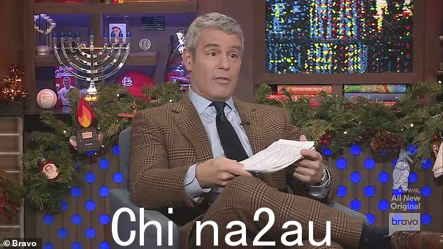 开场白:当 Andy 坚持要他和 Bethenny 在广播中“解决”他们的不和时,尴尬的交流开始了” class=