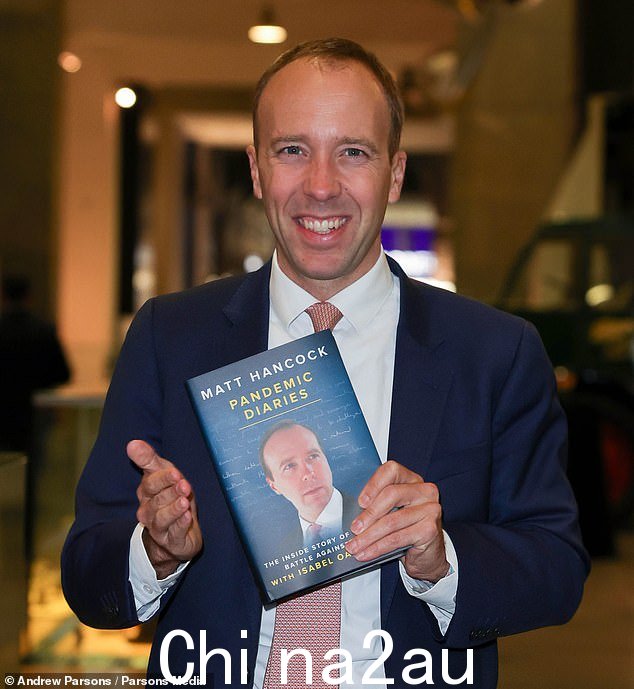 Matt Hancock(与他的新博合照) ok) 在宣布他将在下次选举中退出下议院后,有人暗示他将走上 Strictly 舞池
