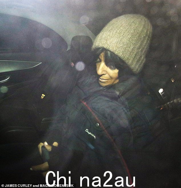 捆绑:Claudia 戴着针织帽和深色衬垫大衣,抵御冬天的寒冷