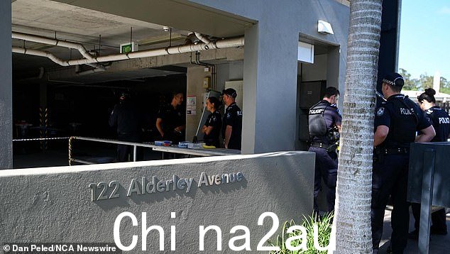 清洁工因可怕地发现部分掩埋的人类遗骸而受到精神创伤(如图,奥尔德利综合大楼的警察)