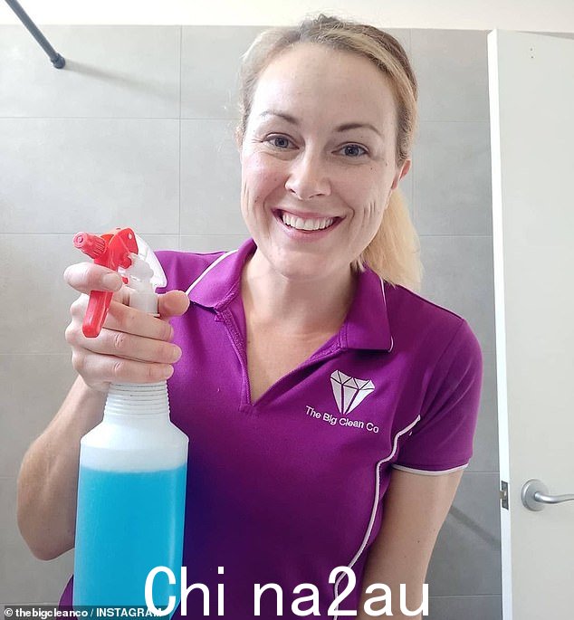 一位清洁工分享了三种她永远不会做的流行清洁技巧,并揭示了为什么它们不起作用(图为墨尔本 The Big Clean Co 的 Kacie)