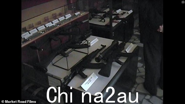 他通过利用苏联解体后遗留下来的庞大军火库来做到这一点,因此他提供了从一次 100,000 支突击步枪到武装直升机和地对空导弹的一切.