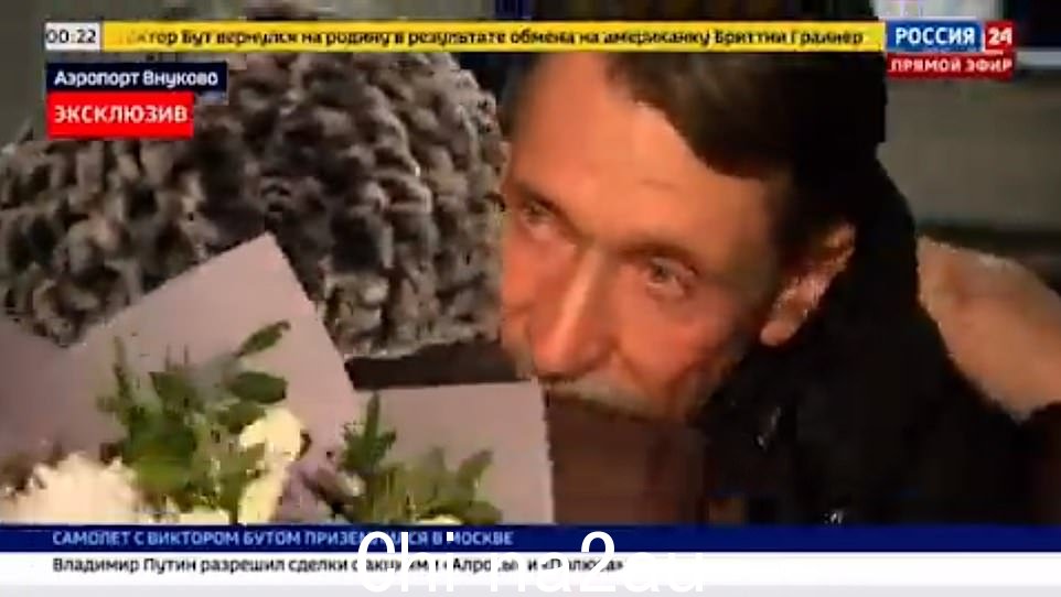 'Merchant of Death' 军火商 Viktor Bout 今晚回到莫斯科后受到他母亲的欢迎