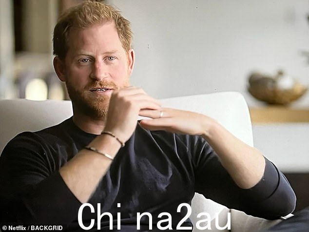 Harry 在接受采访时揉下巴的方式以及他在他面前交叉双腿的方式表明他感到了某种愤怒