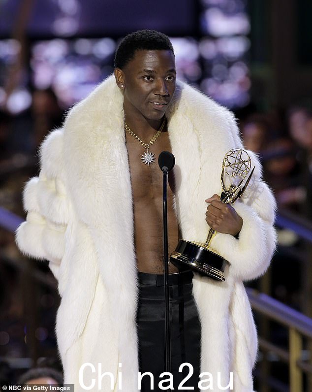 Emmy man:Carmichael 今年凭借其喜剧特辑《Jerrod Carmichael:Rothaniel》赢得了艾美奖。他还凭借四月份在周六夜现场的主持处女作获得了艾美奖提名”课程=