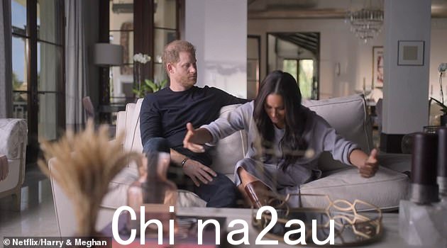 尴尬:梅根似乎行了一个非常夸张的屈膝礼,讲述她第一次见到女王时的情景,而她的丈夫哈里则在一旁观看
