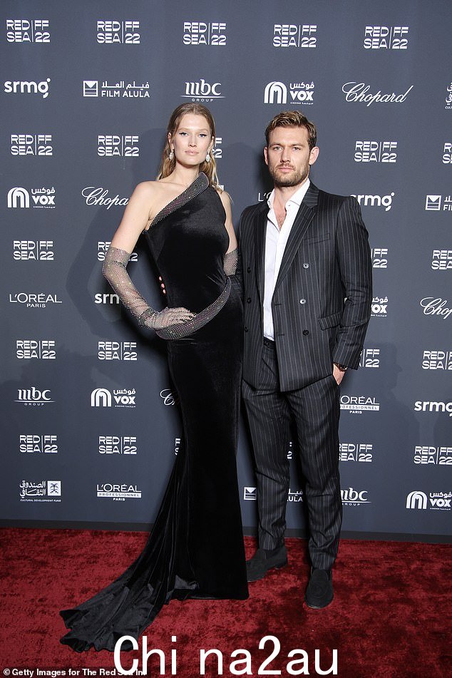 夫妇:Torni Garrn 和她的丈夫 Alex Pettyfer 周四参加了在沙特阿拉伯吉达举行的红海国际电影节,展现了迷人的身材