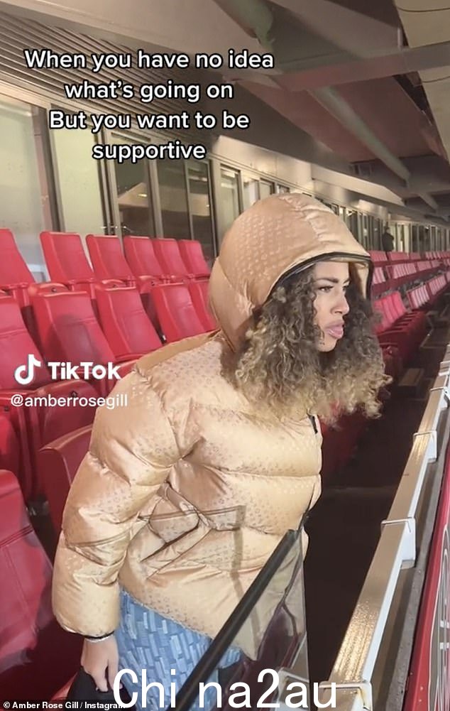 试一试:假装看一场比赛,她对着流行的 TikTok 声音说了这些话:'嘿,他妈的跟他说句话,裁判'