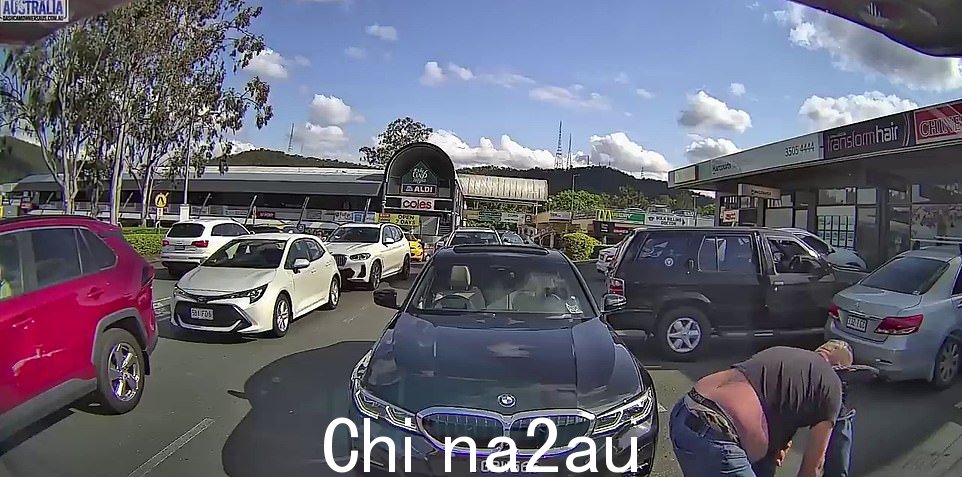 宝马司机然后回到他的车里,而震惊的日产司机似乎在心里注意到宝马司机的车牌,因为交通终于开始移动。昆士兰警方说他们没有意识到路怒事件。” class=
