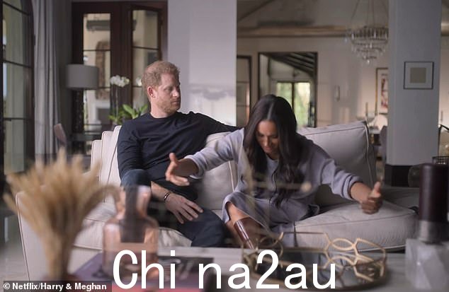 梅根兴高采烈地重演了她第一次见到女王时向女王行的夸张屈膝礼(这让哈利明显感到不适)