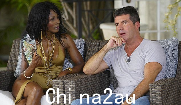出击:Sinitta 抨击了 Celebs Go Dating 产品rs 因为他们的“可耻的编辑”说她“仍然爱着”她 20 年的断断续续的前男友西蒙考威尔(在 X Factor 拍摄期间合影)