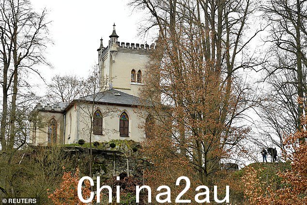图:星期四可以看到 Waidmannsheil 狩猎小屋,警方在其周围地区保卫安全,此前极右翼组织的疑似成员和支持者已被拘留