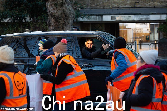 司机们在昨天的街道上表达了他们对抗议者的失望unt in east London